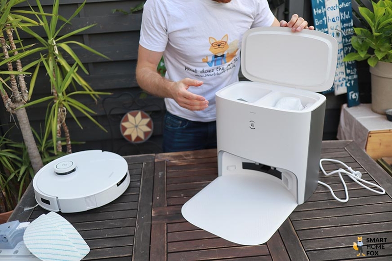 Die Ecovacs Deebot T10 Absaugstation steht auf dem Tisch